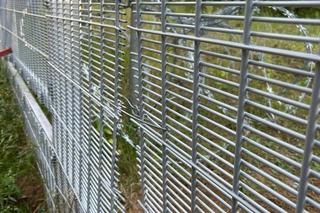 Łotwa: Migranci sforsowali zaporę na granicy. Pomogły białoruskie służby.