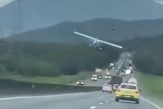 Samolot lądował na zatłoczonej trasie między autami! Wideo mrozi krew w żyłach