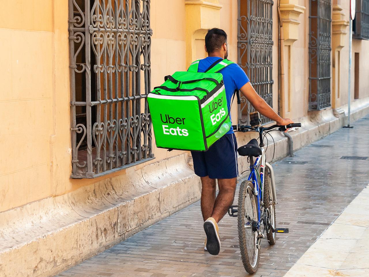 Darmowa dostawa z Uber Eats w każdym mieście. Jak bezpiecznie zamówić jedzenie na wynos?