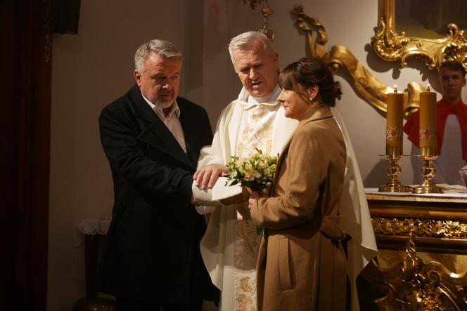Pierwsza miłość. Anna (Agnieszka Suchora), Marian Śmiałek (Paweł Okoński), ksiądz (Włodzimierz Matuszak)