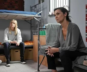 Pierwsza miłość, odcinek 3490: Izabela wyląduje w celi z Eweliną i będzie błagała Kacpra o pomoc! Przeżyje piekło za kratkami – ZDJĘCIA