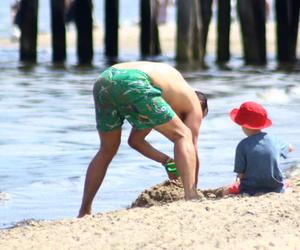 Michał Koterski na plaży z rodziną