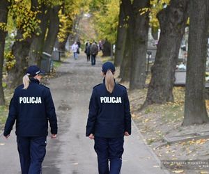 Na co uważać na cmentarzach 1 listopada? Policja przypomina o ważnych kwestiach przed dniem Wszystkich Świętych