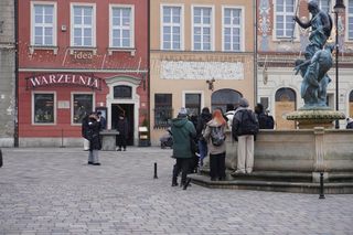 Tłumy ludzi na świątecznym spacerze na Starym Rynku w Poznaniu