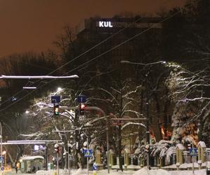 Lublin wieczorową porą. W mieście świąteczne ozdoby i hałdy śniegu. Zobacz zdjęcia!