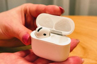 100% muzyki bez zakłóceń i szumów z otoczenia. Za co pokochałam nowe AirPods 4 z aktywną redukcją hałasu? [RECENZJA]