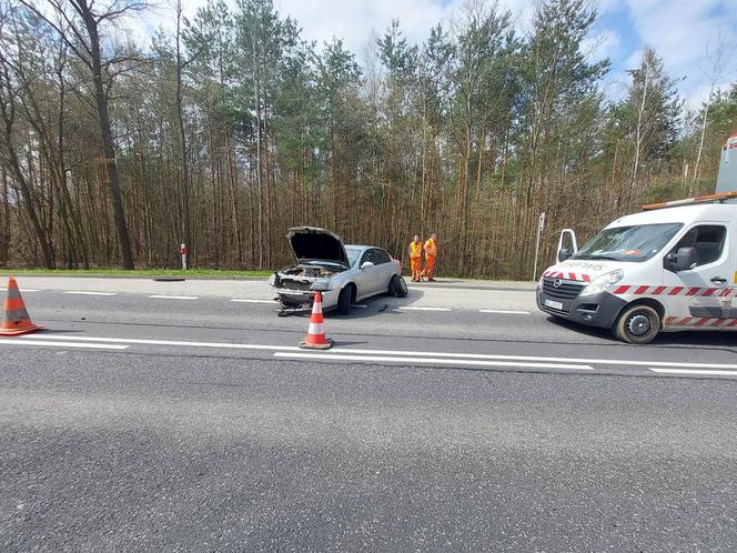 Pod Lubienią dachowało auto osobowe. Jedna osoba poszkodowana