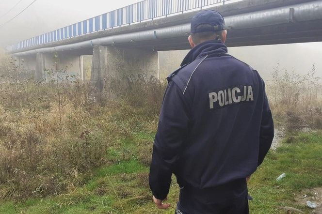 Policjant przy moście