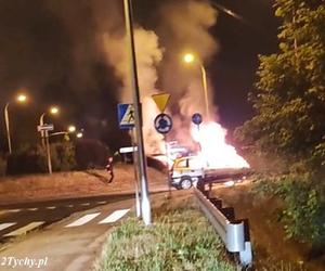 Tychy: Pożar samochodu na rondzie