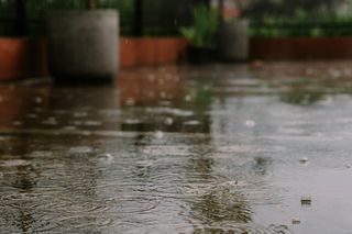 Stylowa aranżacja odporna na pochmurną aurę. Urządź balkon, który będzie funkcjonalny nawet w deszczowe dni