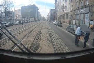 Zatrzymał tramwaj, ściągnął staruszkę z torów i się nią zaopiekował 