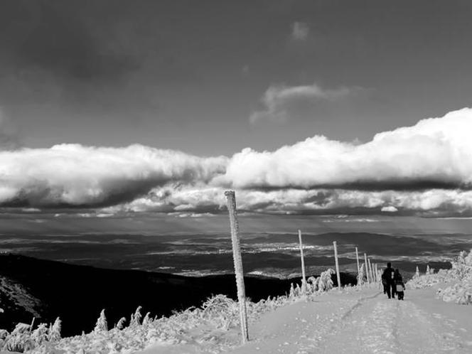 Sroga Śnieżka zimą! Te zdjęcia robią wrażenie! [GALERIA]