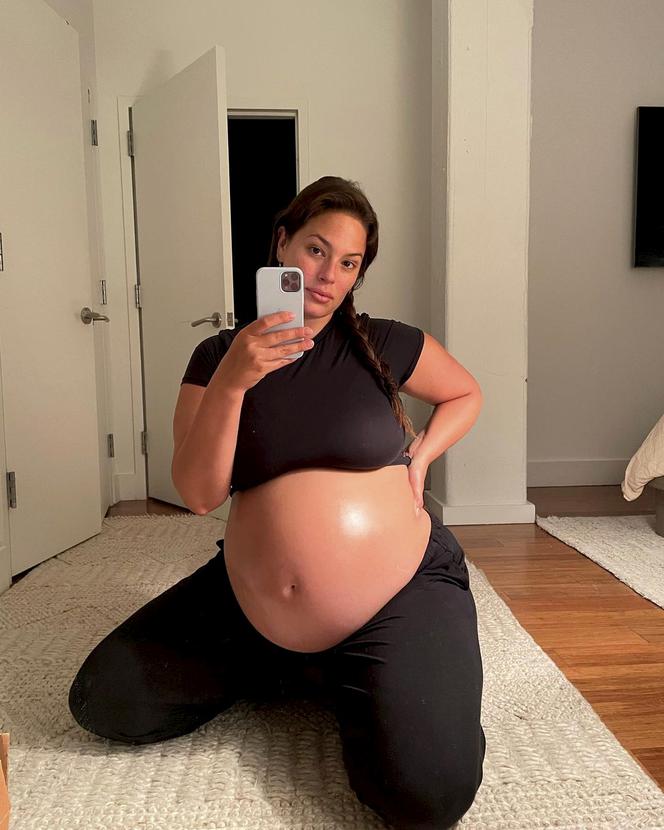 Ashley Graham znów pozuje w ciąży. I znowu całkiem nago!