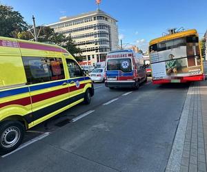 Kierowca autobusu miejskiego gruchnął w latarnię. Ta runęła na kobietę!