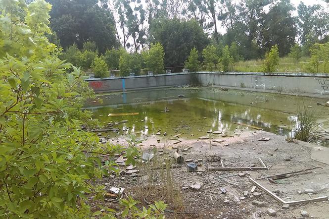Zanim powstanie basen z prawdziwego zdarzenia, trzeba się uporać z pozostałościami z dawnego kąpieliska.