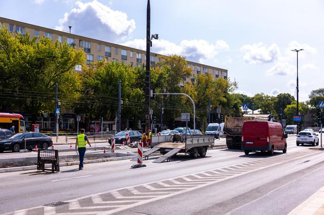 Prace przy zazielenianiu pl. Bankowego w Warszawie