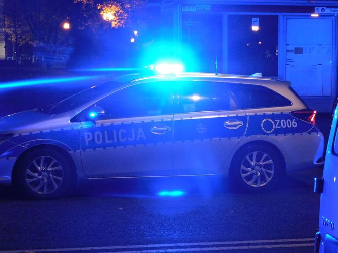 Podźgali się w centrum Warszawy. Bitwa na noże przed znanym kebabem. Podejrzanych złapali przed komendą policji