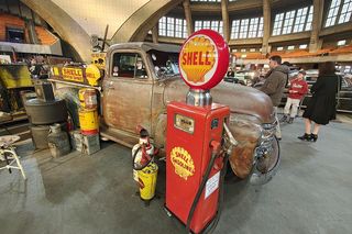 Kustomhead 2025 we Wrocławiu. W Hali Stulecia pokazano zabytkowe amerykańskie auta, motocykle i rowery 