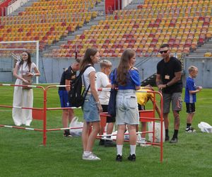 Pożegnianie Murawy na Chorten Arenie. Jagiellonia Białystok rozdaje boisko swoim kibicom