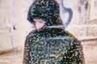 Zniszczył fasadę synagogi we Wrocławiu. Policja publikuje nagranie z monitoringu. Rozpoznajesz go?