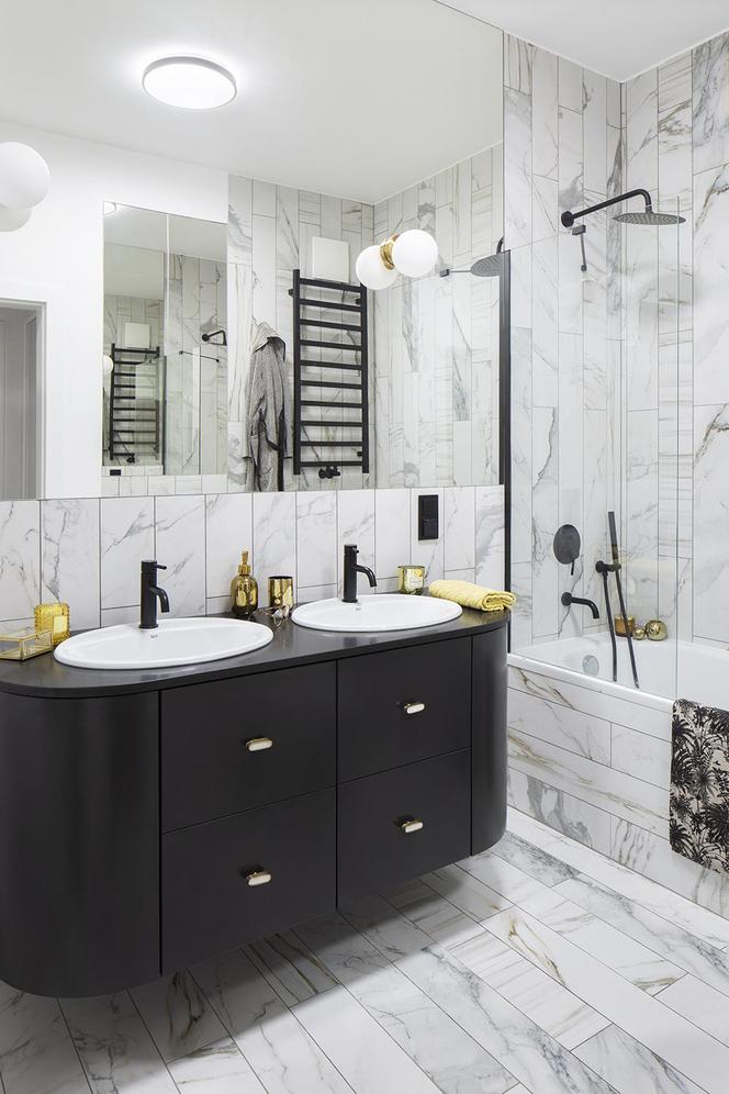 Czarno-biała łazienka z marmurem i złotymi dodatkami