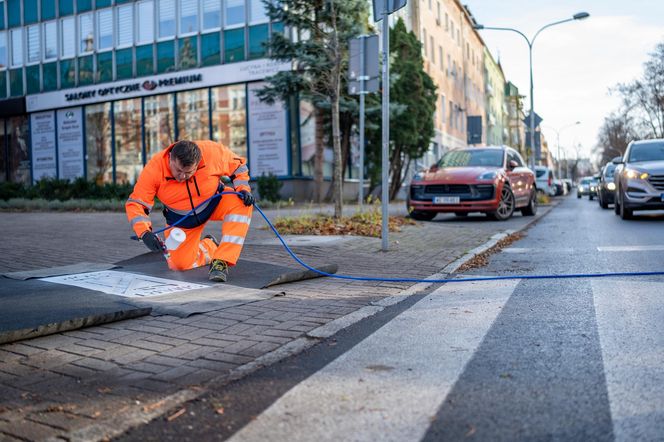 Nowe znaki na ulicach w Olsztynie. Świecą po zmroku. Gdzie się pojawiły? [ZDJĘCIA]