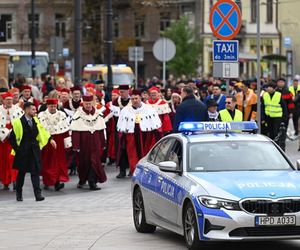 Inauguracja nowego roku akademickiego w Lublinie. Symbolicznie przemaszerowano przez centrum miasta