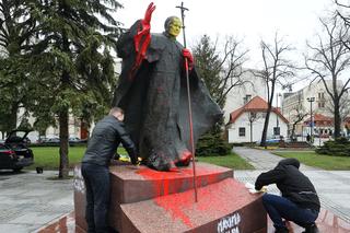 Pomnik papieża zniszczony. Jest wstępna kwalifikacja czynu