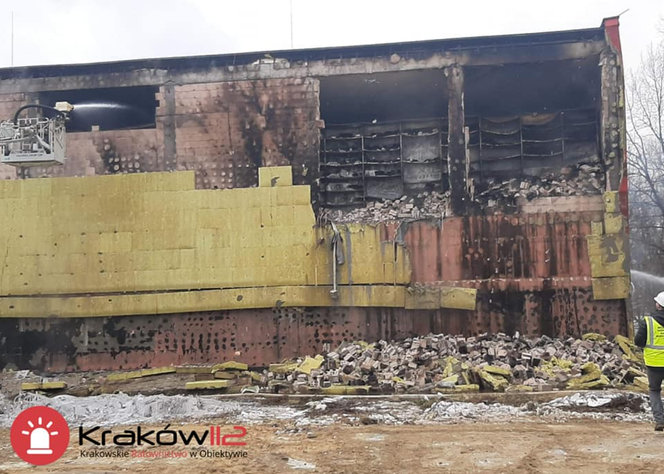 Kraków: PRZEŁOM! Pożar archiwum opanowany w PIĄTEJ DOBIE. Strażacy ROZBIORĄ budynek 
