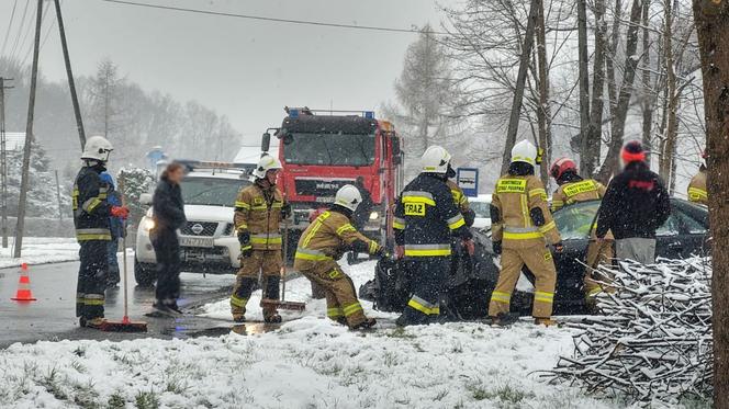 Polna. Opel uderzony przez inny samochód wpadł do potoku