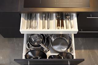 Dobrze zorganizowane kuchenne szuflady