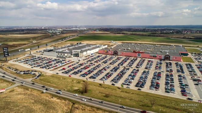 Oblężenie w Gliwicach! Dziś otwarto Silesia Outlet, parking wypełniony po brzegi [ZDJĘCIA]