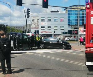Kolizja na Sokołowskiej w Siedlcach. Jedno auto przewróciło się na bok