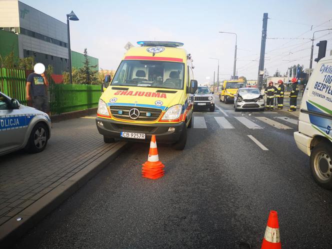 Poranny wypadek na ul. Fordońskiej w Bydgoszczy. Jedna osoba trafiła do szpitala [ZDJĘCIA]