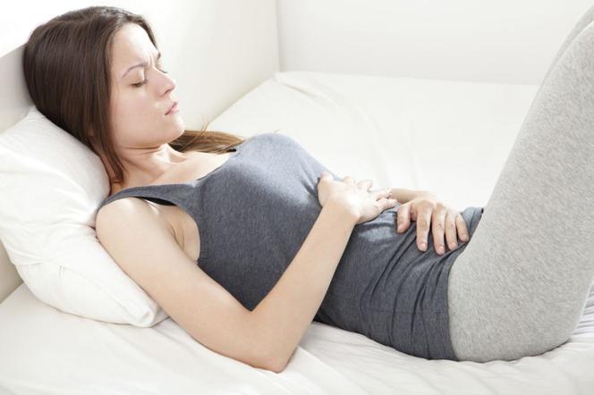 Ciąża pozamaciczna: objawy. Jakie objawy mogą wskazywać na ciążę ektopową?