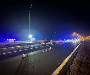 Autokar staranował barierki i spoczął w rowie. 65 pasażerów utknęło na autostradzie A4