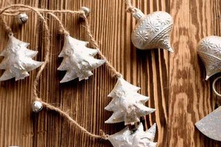 Biało-srebrne ozdoby choinkowe