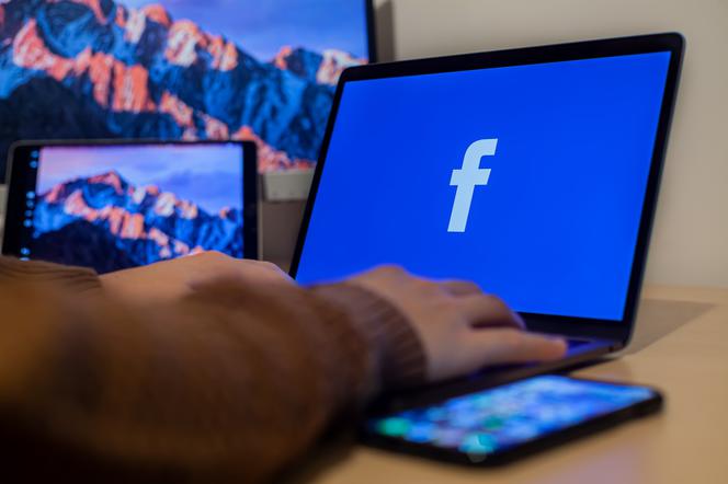 Błąd systemu sterującego ruchem w internecie zablokował na kilka godzin Facebooka i Instagrama