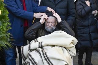 Janusz Michałowski na wózku inwalidzkim na pogrzebie żony