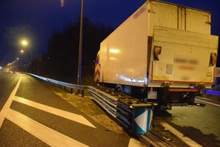 Tarnów. Kierowca ciężarówki jechał zygzakiem po autostradzie. Uderzył w bariery energochłonne