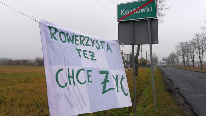 Mieszkańcy nie mogą doprosić się o bezpieczną drogę! WYWIESILI kilometry transparentów 