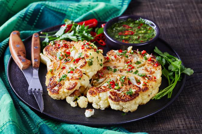 Schabowe z kalafiora z salsą z kolendry i chili