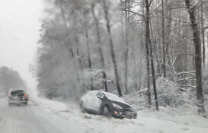 Kolejny ATAK ZIMY w Białymstoku i Podlaskiem. Fatalne warunki na drogach [ZDJĘCIA]