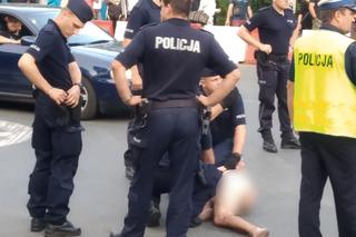 Kostrzyn:  Agresywny golas  zaatakował policjanta! Funkcjonariusz został ranny  