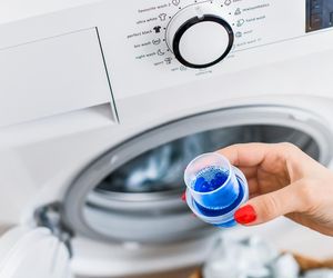 Nigdy nie dodawaj go do prania ubrań. Niszczy odzież i oblepia włókna niczym lakier do włosów. Jak prać w pralce?
