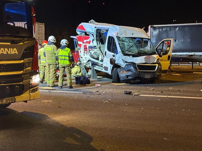 Wypadek na S2. Ciężarówka wjechała w samochód dostawczy kuriera