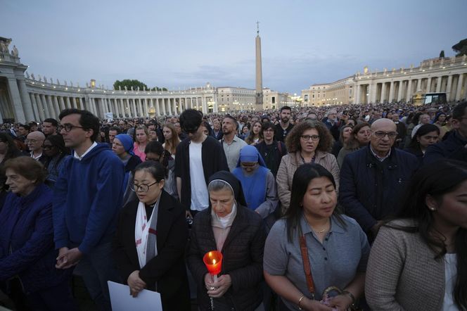 Hołdy na Placu Świętego Piotra.