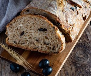 Grecki przepis na domowy chleb skradł moje serce. Z tym dodatkiem smakuje rewelacyjnie 