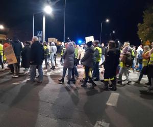 Protest na DK nr 80 po wypadku, w którym zginął 15-letni Kuba. Mieszkańcy zablokowali drogę