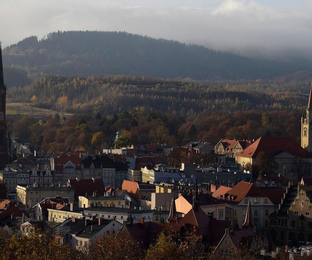 Najbardziej mroczne miasto w Polsce. AI twierdzi, że to scenografia do thrillera
